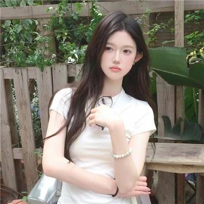 和红色中国人看电视